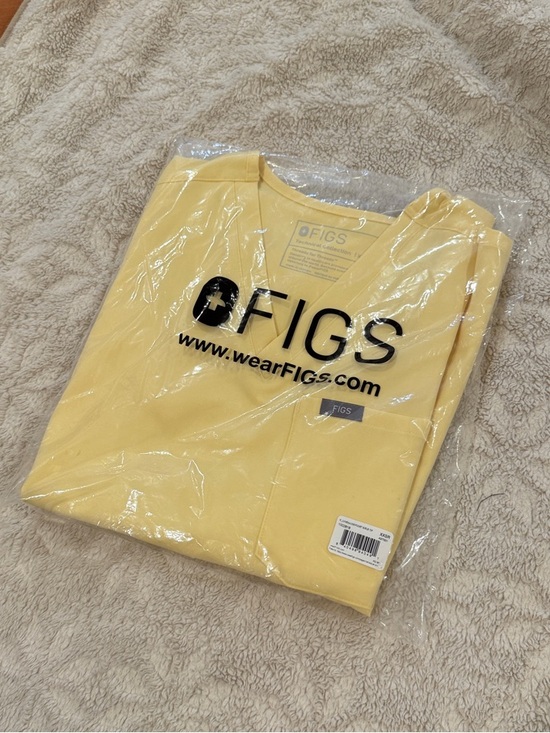 Figs Tops - Figs Catarina One-Pocket Scrub Top - Butter Yellow